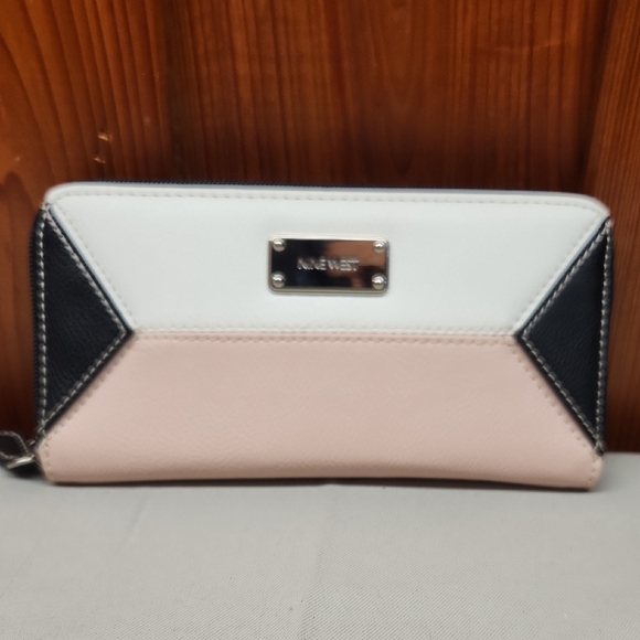 Nine West Women's Pink and White Wallet NWT - Picture 2 of 4